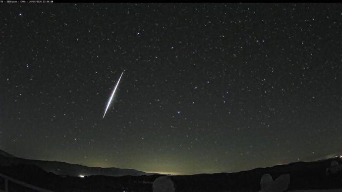 Una brillante bola de fuego es captada desde Calar Alto, en Gérgal (Almería).