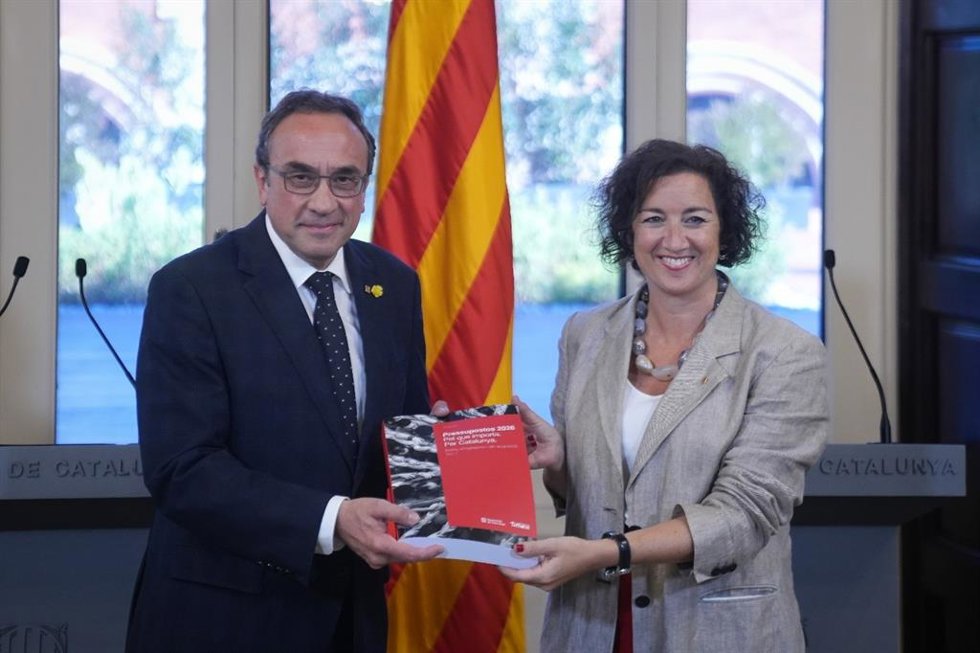 El presidente del Parlament, Josep Rull, y la consellera de Economía y Finanzas, Alícia Romero