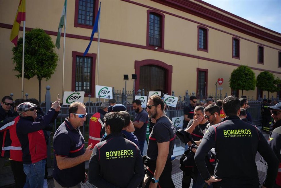 Archivo - Los bomberos del Consorcio Provincial en una protesta. Imagen de archivo.
