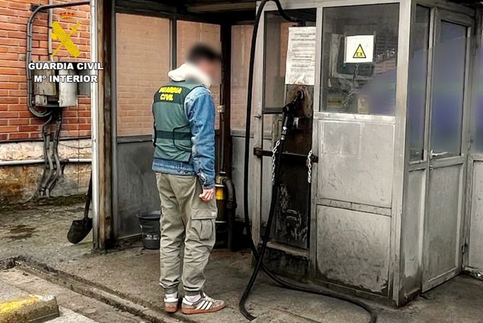 Equipo Roca de la Compañía de Torrelavega inspeccionando el surtidor desde donde se sustrajo el gasoil