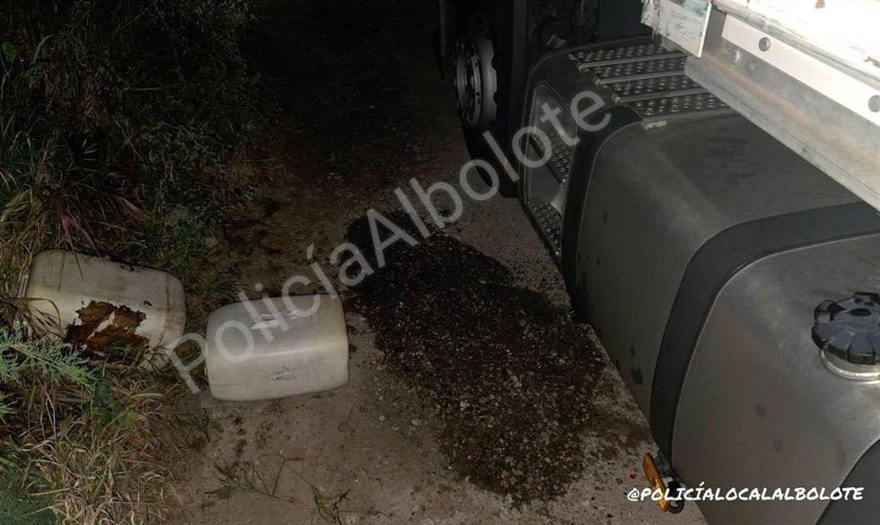 La Policía Local frustra el robo de combustible de un camión en Albolote por parte de varios individuos que actuaban cuando el conductor dormía dentro.