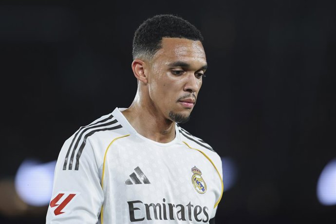 Trent Alexander-Arnold, do Real Madrid CF, observa durante a partida de futebol da LaLiga EA Sports, disputada entre o FC Barcelona e o Real Madrid CF no estádio Spotify Camp Nou, em 10 de maio de 2026, em Barcelona, Espanha.