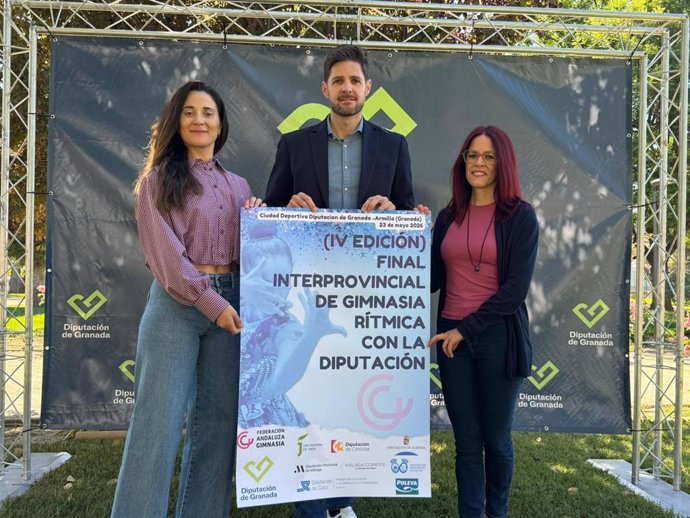El diputado de Deportes e Instalaciones Deportivas de la Diputación de Granada, Eric Escobedo, junto a la representante de la Federación Andaluza de Gimnasia, Gloria Álvarez, y la colaboradora de la Delegación Granadina de Gimnasia Rítmica, Isabel Palomo.