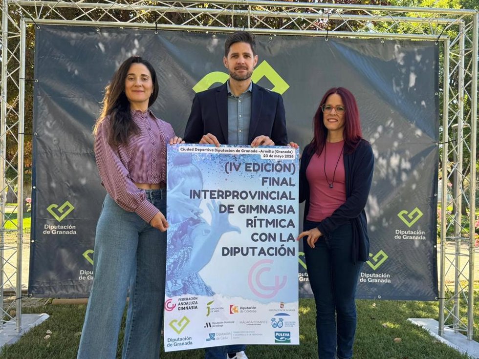 El diputado de Deportes e Instalaciones Deportivas de la Diputación de Granada, Eric Escobedo, junto a la representante de la Federación Andaluza de Gimnasia, Gloria Álvarez, y la colaboradora de la Delegación Granadina de Gimnasia Rítmica, Isabel Palomo.