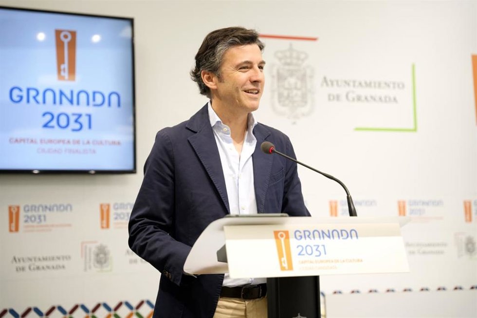 El portavoz del equipo de gobierno y edil de Cultura, Jorge Saavedra, ha anunciado en rueda de prensa, tras Junta de Gobierno, la aprobación de las bases que regirán el XXIII Premio Internacional de Poesía Ciudad de Granada Federico García Lorca.