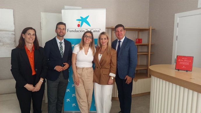 Responsables de lentidad sin ánimo de lucro Betania y la Fundación la Caixa en una visita al nuevo centro para personas sin hogar de La Línea de la Concepción (Cádiz)