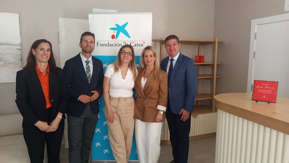 Responsables de lentidad sin ánimo de lucro Betania y la Fundación la Caixa en una visita al nuevo centro para personas sin hogar de La Línea de la Concepción (Cádiz)
