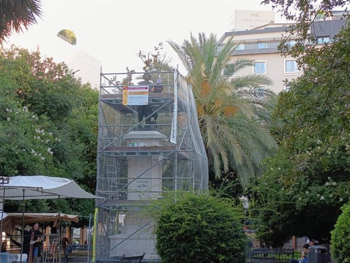 El monumento a Velázquez, en la plaza del Duque, para su intervención en la estatua y pedestal.