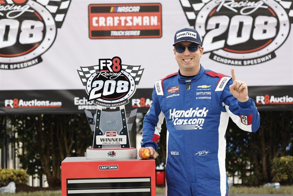 Archivo - El piloto Kyle Busch tras ganar una carrera de la NASCAR