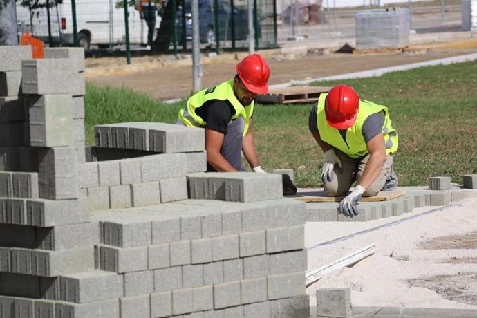 Los recursos irán destinados a cofinanciar los costes de adquisición de los materiales de los proyectos de obras y servicios presentados por los ayuntamientos andaluces con cargo al Programa de Fomento de Empleo Agrario (PFEA).