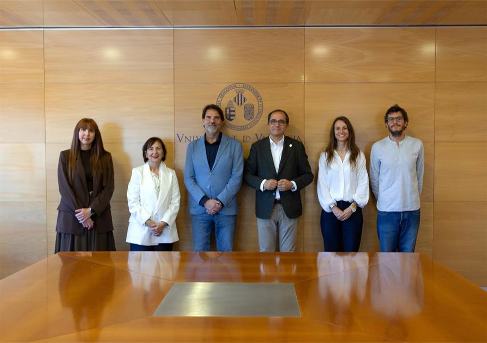 De izquierda a derecha: Eva Escuder y Chelo Cuenca (Servicio de Transferencia e Innovación UV); el vicerrector de Innovación y Transferencia de la UV, José María Montiel; el rector de la UV, Juan Luis Gandía; y Sara Bañón y Julio Madrigal, de IBIONS.