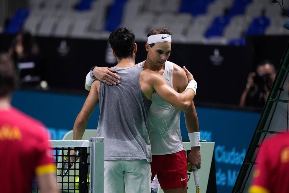 Archivo - Rafael Nadal saluda a Carlos Alcaraz durante un entrenamiento para la Copa Davis de 2024
