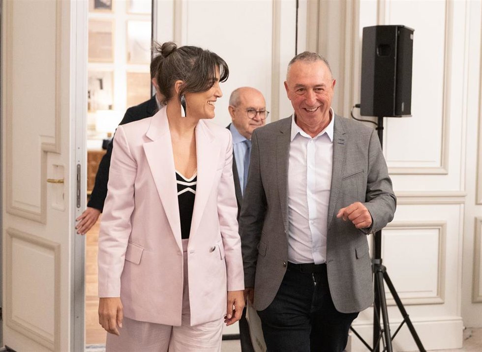 La portavoz de Más Madrid en la Asamblea de Madrid, Manuela Bergerot, y el síndic de Compromís, Joan Baldoví, durante un desayuno informativo de Nueva Economía Forum, en The Palace Hotel Madrid, a 22 de mayo de 2026, en Madrid (España).