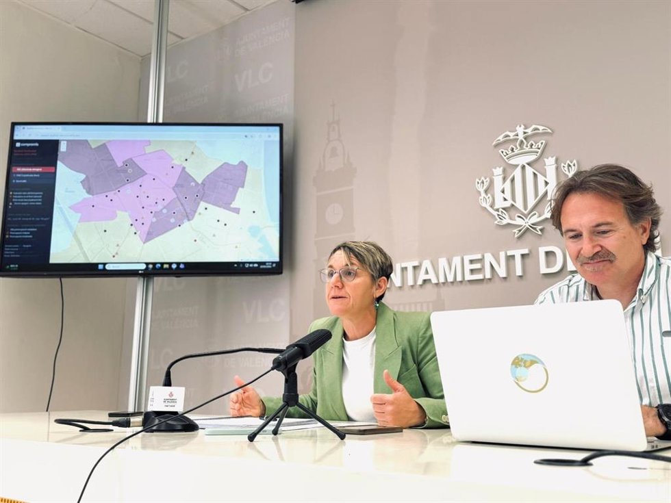 La portavoz de Compromís en el Ayuntamiento de València, Papi Robles, y el concejal Giuseppe Grezzi denuncian los niveles de contaminación de la ciudad
