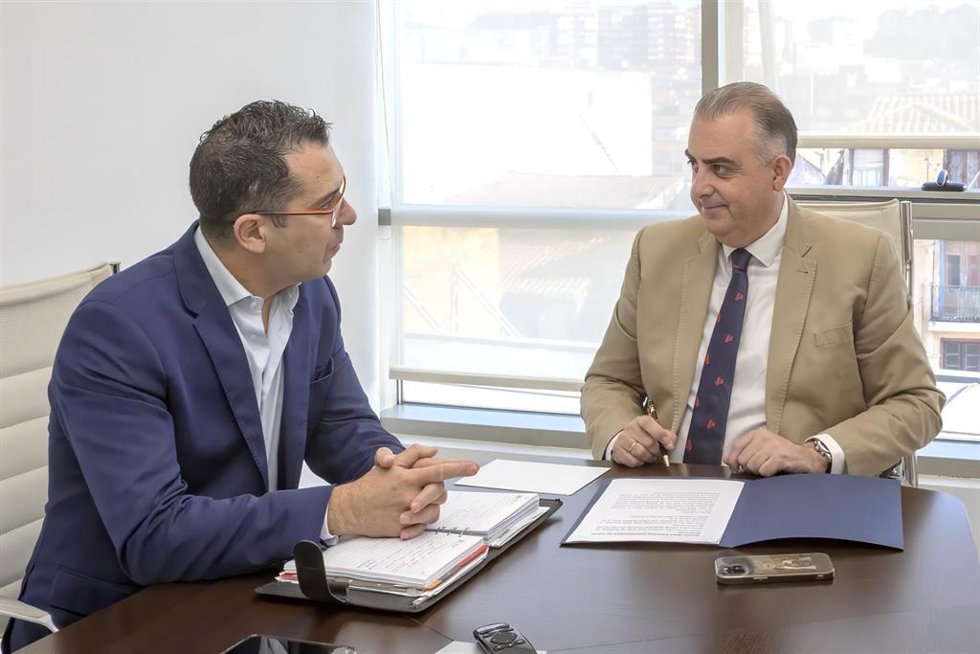 El Consejero De Fomento, Vivienda, Ordenación Del Territorio Y Medio Ambiente, Roberto Media (Derecha), Recibe Al Alcalde De Val De San Vicente, Roberto Escobedo