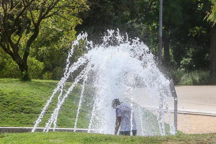 Archivo - Un niño se moja en una fuente en el parque de Madrid Río, en una foto de archivo. 