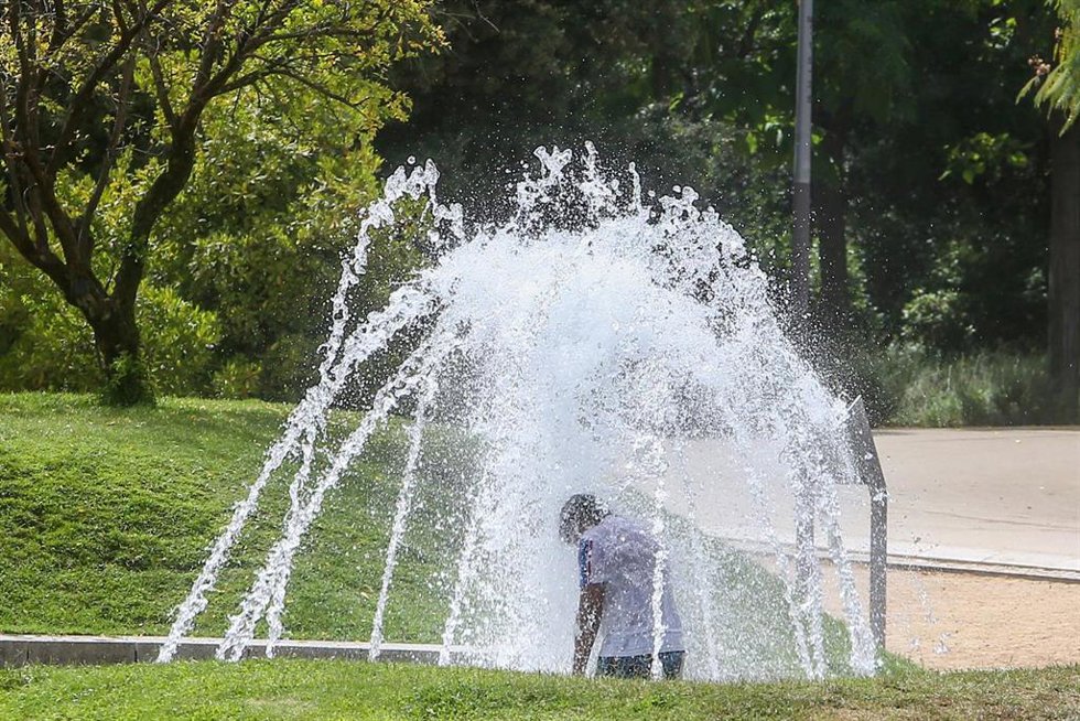 Archivo - Un niño se moja en una fuente en el parque de Madrid Río, en una foto de archivo.