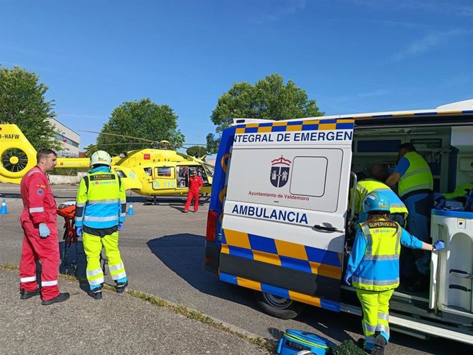 Personal del Summa 112 en el lugar del accidente