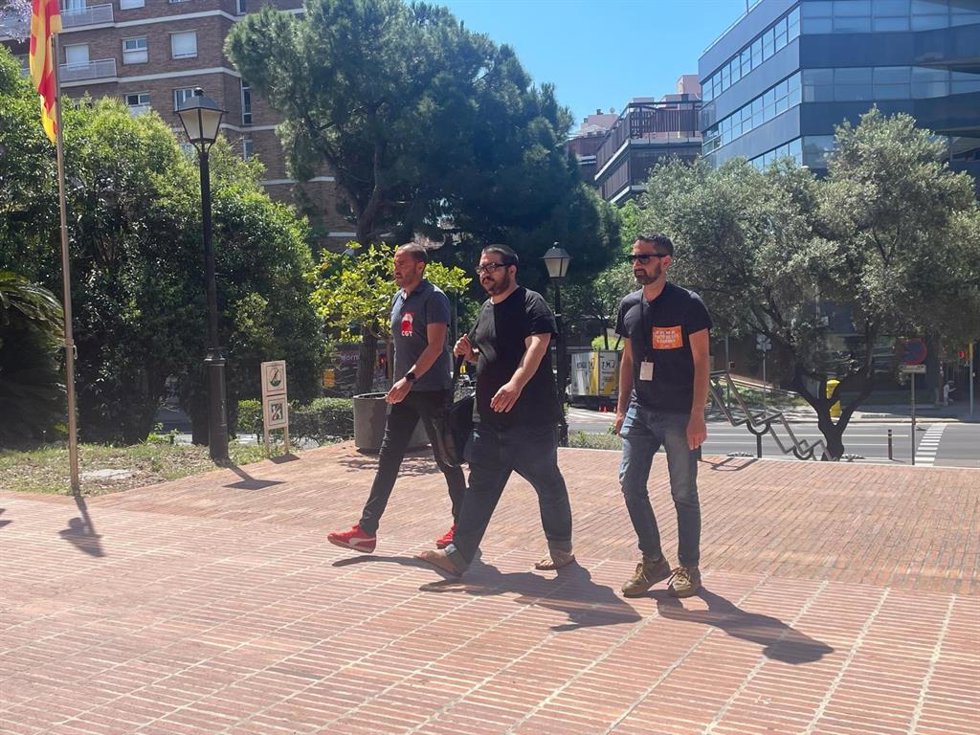 Delegados sindicales asisten a la reunión con Educació