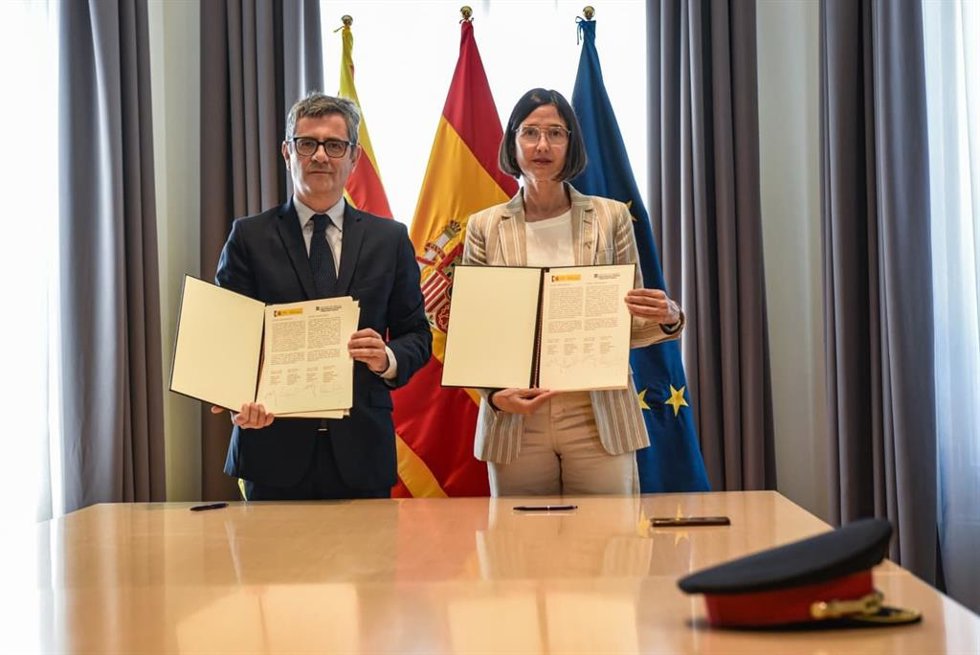 El ministro de Justicia y Relaciones con las Cortes, Félix Bolaños, y la consellera de Interior de la Generalitat, Núria Parlon, tras la firma del convenio para incorporar a los Mossos d'Esquadra en la Oficina de Recuperación y Gestión de Activos (ORGA)