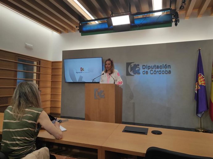 La delegada de Igualdad, Cooperación al Desarrollo, Consumo y Participación Ciudadana de la Diputación de Córdoba, Auxiliadora Moreno, en rueda de prensa.