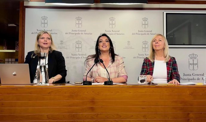 La portavoz de Vox en la Junta, Carolina López, y las portavoces de Vox en Gijón y Avilés, Sara A. Rouco y Arancha Martínez.