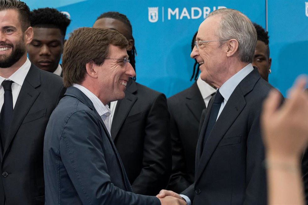 Archivo - El alcalde de Madrid, José Luis Martínez-Almeida (i), y el presidente del Real Madrid, Florentino Pérez (d), durante la recepción del Real Madrid Club de Fútbol, en el Palacio de Cibeles, a 12 de mayo de 2024, en Madrid (España). El Ayuntamiento