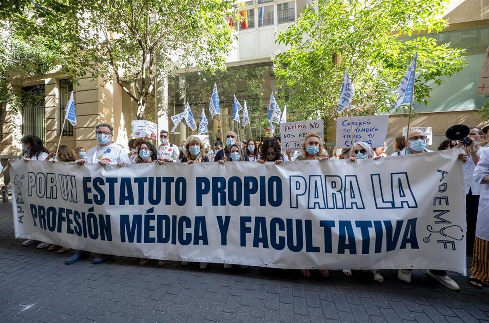 Médicos y facultativos durante una concentración frente a la Consejería de Sanidad