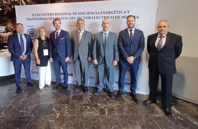 El consejero Juan María Vázquez, junto con el presidente de la Federación Regional de Empresarios del Metal de Murcia (Fremm), Alfonso Hernández Zapata, y el presidente del Gremio Regional de Instaladores Eléctricos, Javier Ríos