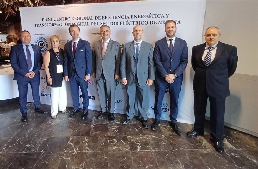 El consejero Juan María Vázquez, junto con el presidente de la Federación Regional de Empresarios del Metal de Murcia (Fremm), Alfonso Hernández Zapata, y el presidente del Gremio Regional de Instaladores Eléctricos, Javier Ríos