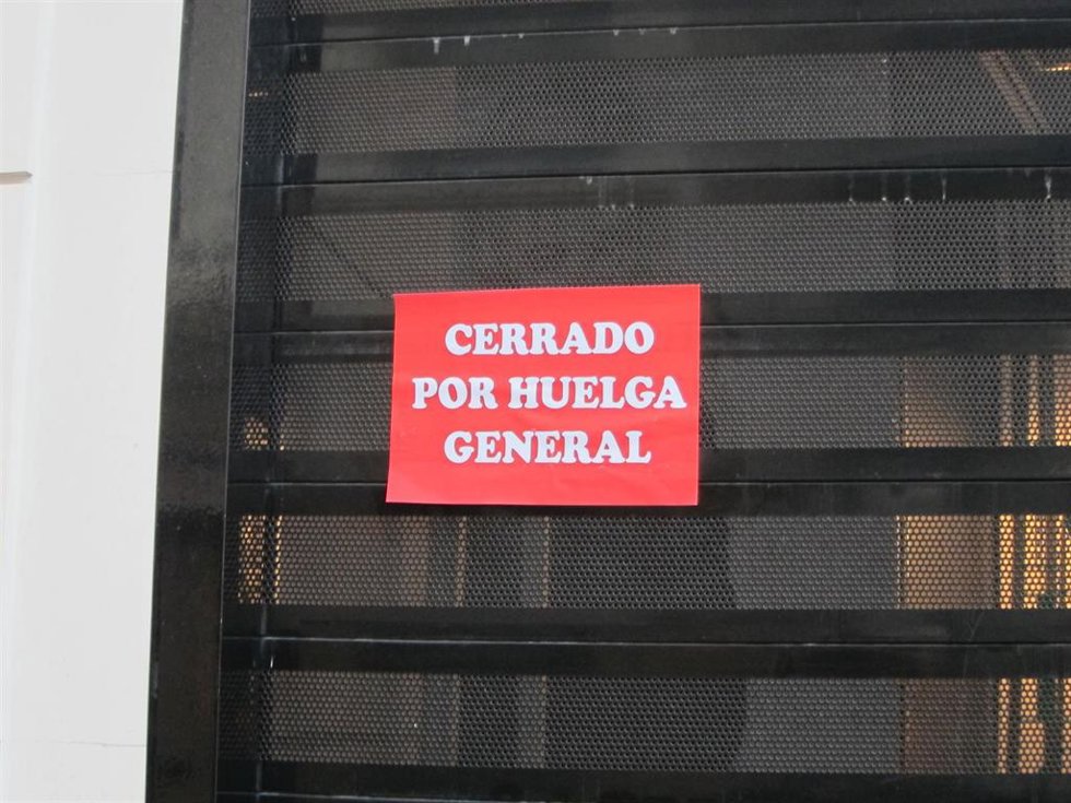 Archivo - Cartel en un comercio de Aragón cerrado por huelga general