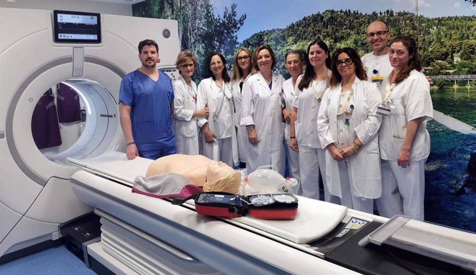 Profesionales sanitarios junto a un TAC