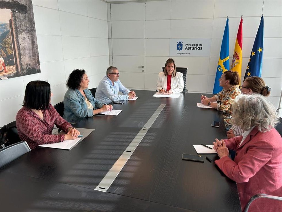 La vicepresidenta del Principado de Asturias, Gimena Llamedo, reunida con familiares de víctimas de accidentes laborales.