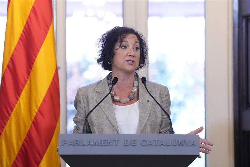 La consellera de Economía de Catalunya, Alícia Romero, entrega al presidente del Parlament el Proyecto de Presupuestos 2026, en el Parlament de Catalunya, a 22 de mayo de 2026, en Barcelona, Catalunya (España). El PSC y ERC llegaban el lunes, 18 de mayo a