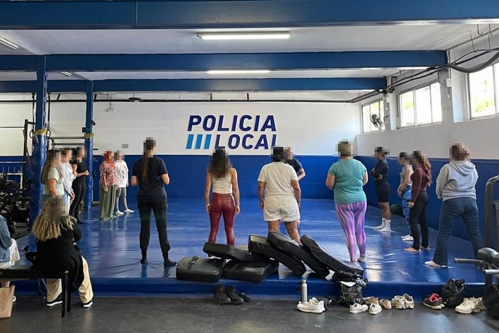Un total de 16 mujeres participan en Palma en un curso de defensa personal para víctimas de violencia de género.