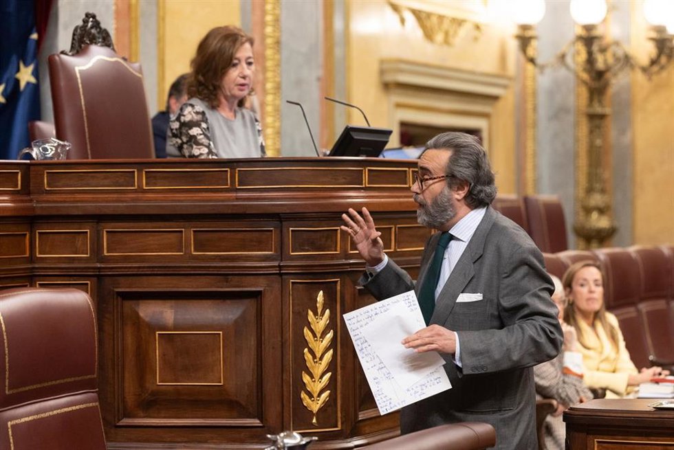 Archivo - El diputado del Vox José María Sánchez García, hablando con Francina Armengol en un Pleno