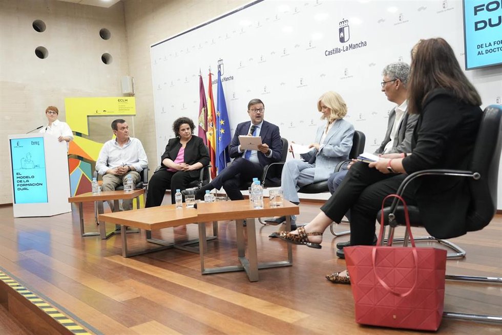 Presentación del informe 'El modelo de Formación Dual: de la Formación Profesional al Doctorado Industrial'.
