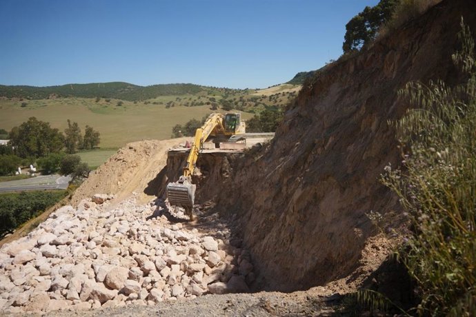 Actuaciones en la carretera de Lora de acceso a Alcalá del Valle donde la Diputación de Cádiz está acometiendo obras de reparación tras las borrascas