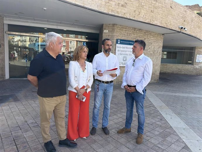 El portavoz del grupo municipal socialista en el Ayuntamiento de Málaga, Daniel Pérez, la viceportavoz socialista, Begoña Medina, y por los concejales Salvador Trujillo y Jorge Quero