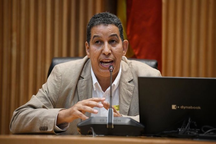 Archivo - El responsable del Frente Polisario en España, Abdulah Arabi, durante la visita de los participantes en el programa 'Vacaciones en paz', en el Congreso de los Diputados, a 9 de julio de 2024, en Madrid (España). El programa ‘Vacaciones en Paz’ c