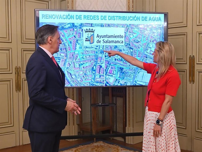 El alcalde de Salamanca, Carlos García Carbayo, y la concejala de Medio Ambiente, Mª José Coca.