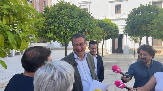El portavoz de Infraestructuras, Transporte y Vivienda del Grupo Parlamentario Popular, Miguel Ángel Nieto, en declaraciones a los medios de comunicación en el Patio de los Naranjos de la Asamblea de Extremadura, a 22 de mayo de 2026.
