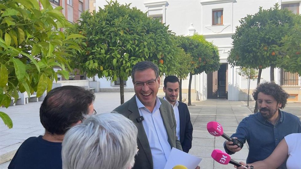 El portavoz de Infraestructuras, Transporte y Vivienda del Grupo Parlamentario Popular, Miguel Ángel Nieto, en declaraciones a los medios de comunicación en el Patio de los Naranjos de la Asamblea de Extremadura, a 22 de mayo de 2026.