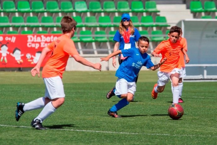 Archivo - NIÑOS JUGANDO AL FÚTBOL