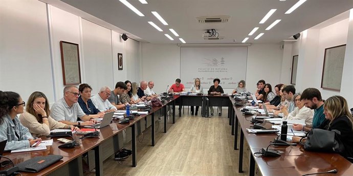 La consejera Inma Jurío y Gloria Alarcón, en la presidencia de la Mesa de Función Púbica celebrada esta mañana.