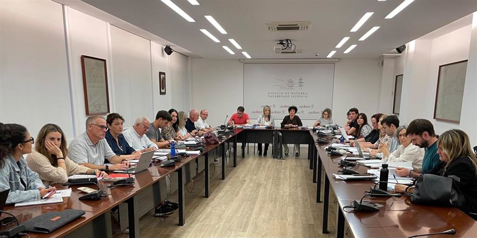 La consejera Inma Jurío y Gloria Alarcón, en la presidencia de la Mesa de Función Púbica celebrada esta mañana.