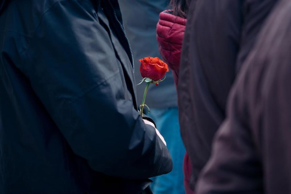Archivo - Una persona con una rosa roja durante un homenaje por las víctimas del atentado del 11M en su 20 aniversario.