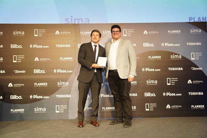 Alberto Delgado, Director General Ejecutivo de AEDAS Homes, recogiendo el galardón en los Premios ASPRIMA-SIMA 2026.