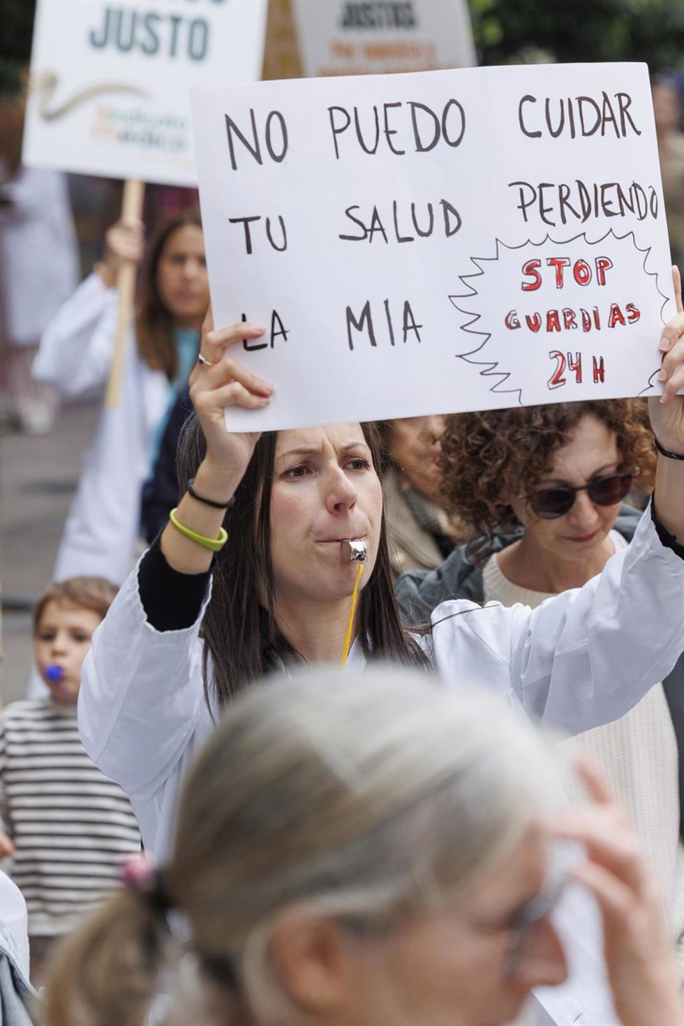 Varias personas con pancartas durante la manifestación convocada por el Sindicato Médico ante la situación de la sanidad