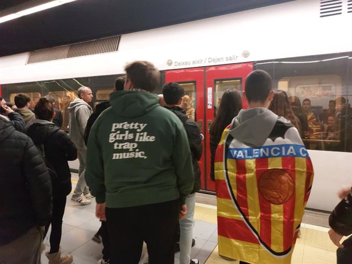 Aficionats amb metro al Mestalla